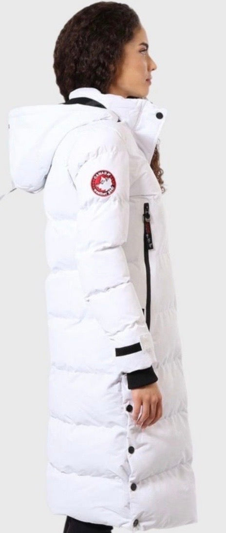 Canada weather gear women's extra long quilted maxi parka jacket. In small size. White color.