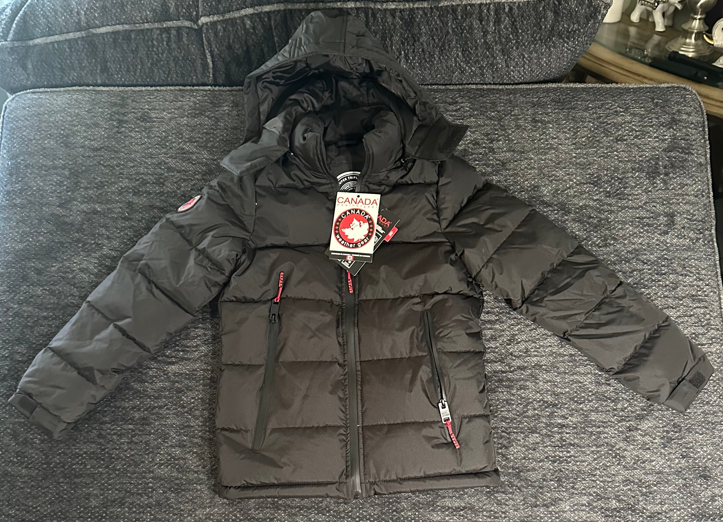 Canada weather gear boys super triple goose hooded puffer jacket with pop color zipper. Boys 10/12 medium in black color.